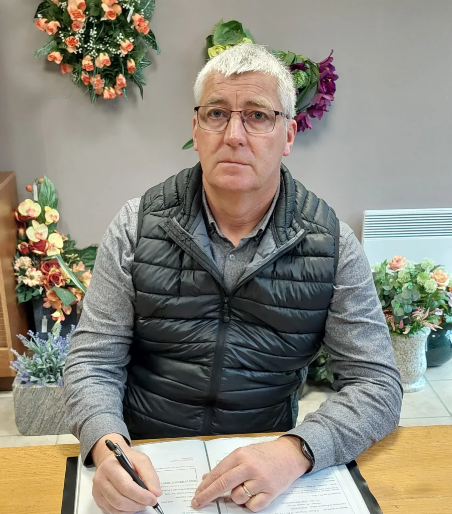 Conseiller funéraire à son bureau préparant les démarches administratives.